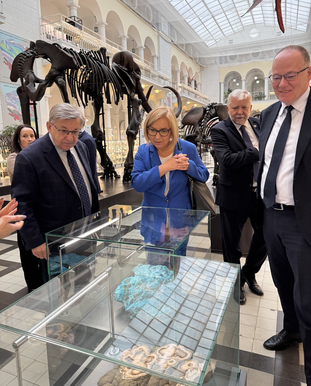 grupa ludzi zwiedzających muzeum geologiczne