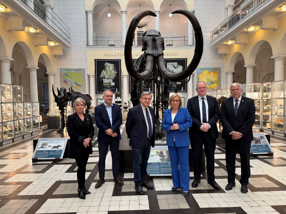 grupa ludzi pozujących do zdjęcia 