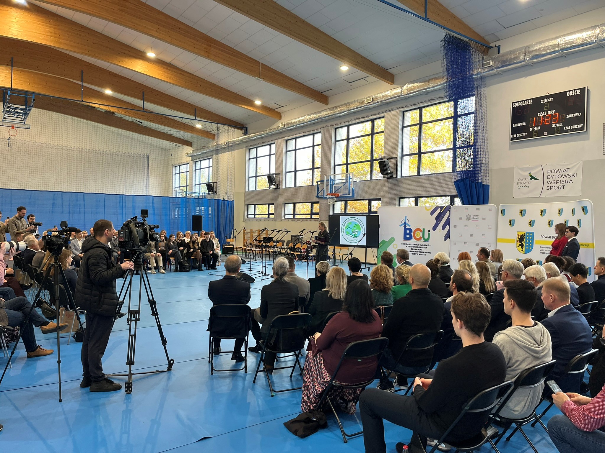 grupa ludzi w dużej sali