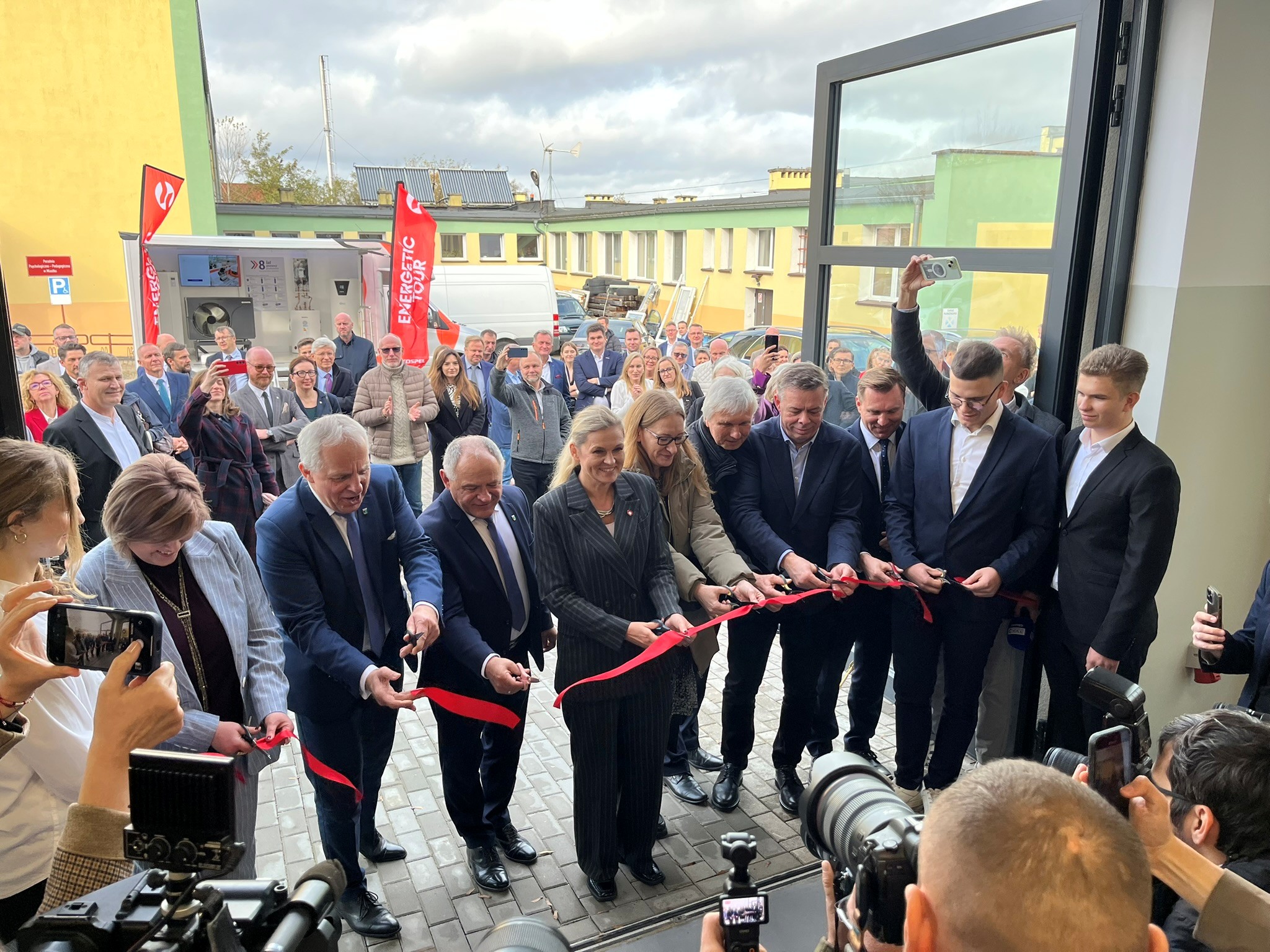 grupa osób przecina wstęgę