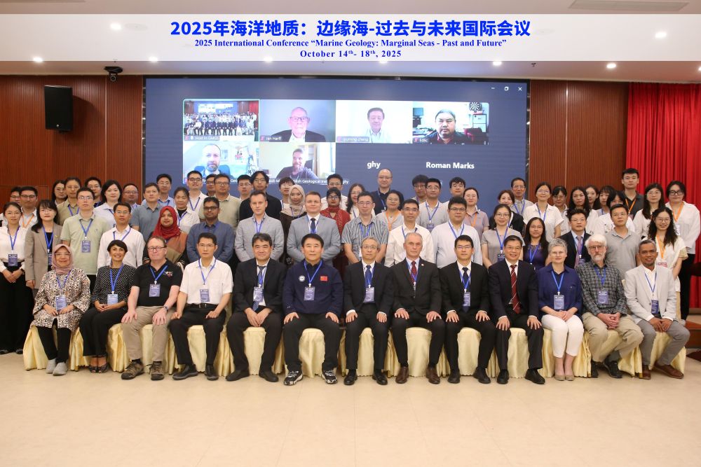 grupa ludzi pozujących do zdjęcia