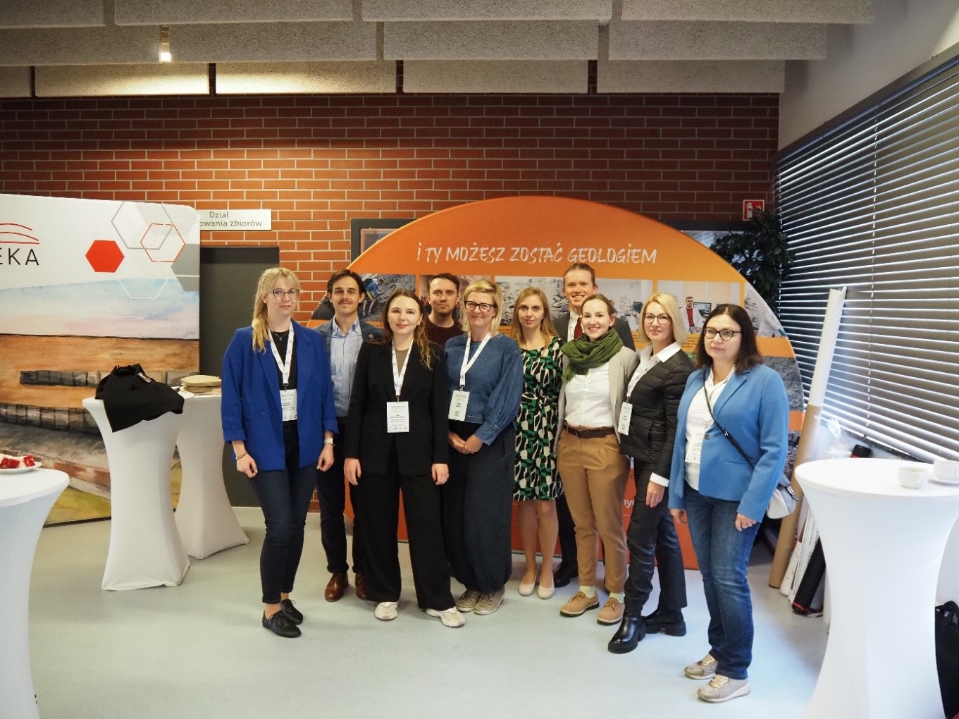 kilka osób pozuje do zdjęcia