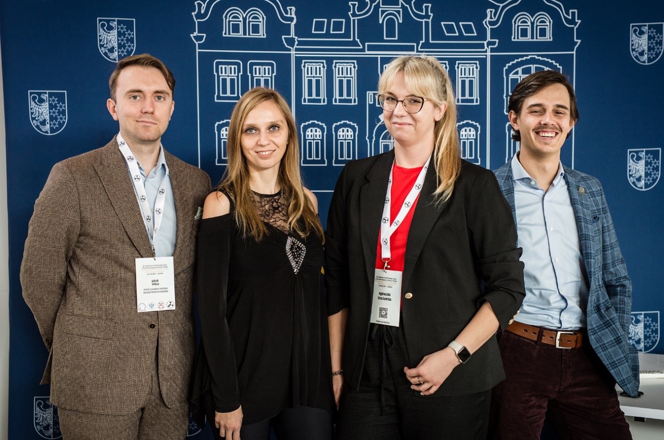 kilka osób pozuje do zdjęcia