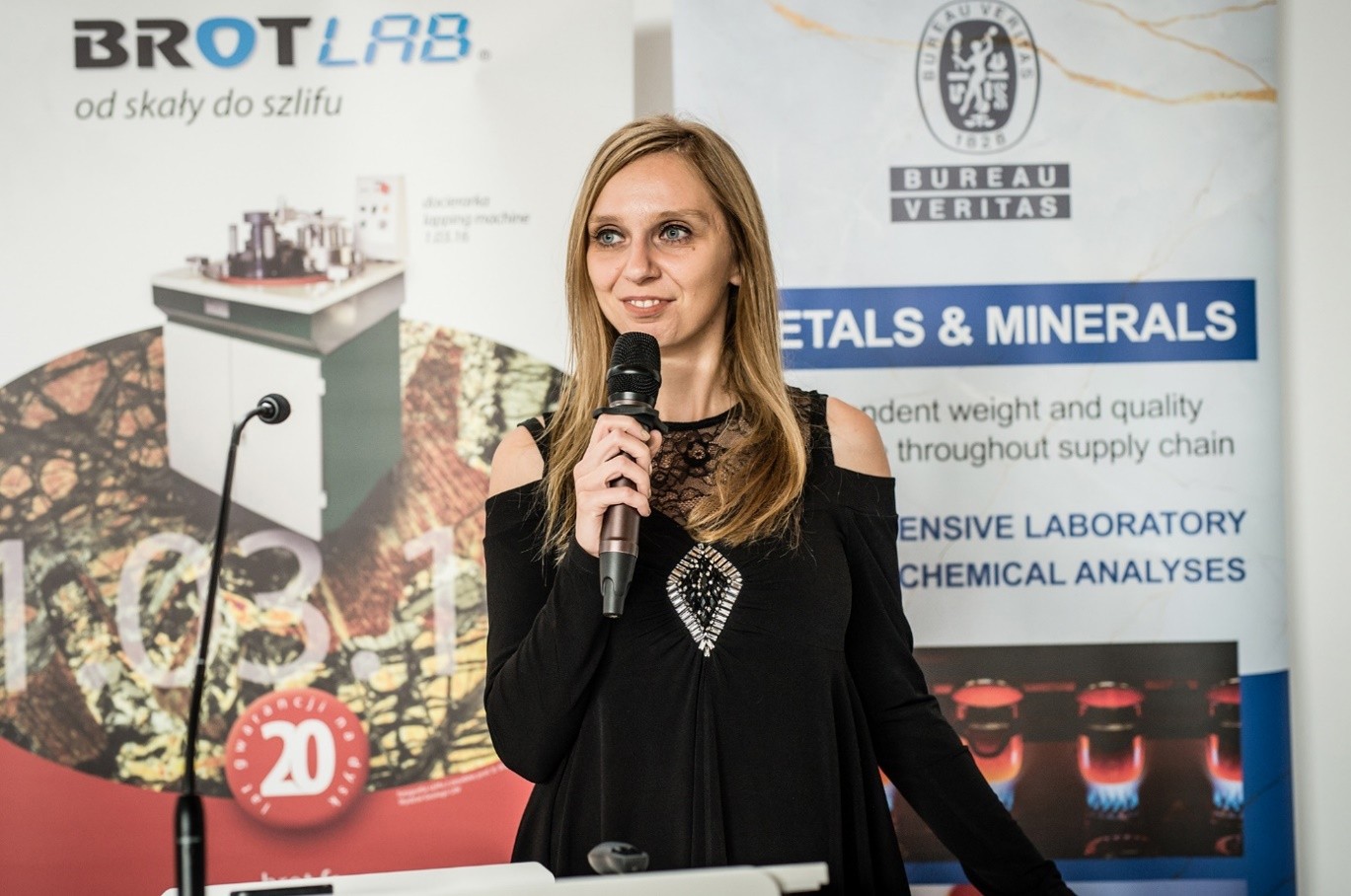 kobieta z mikrofonem w ręku wygłasza referat