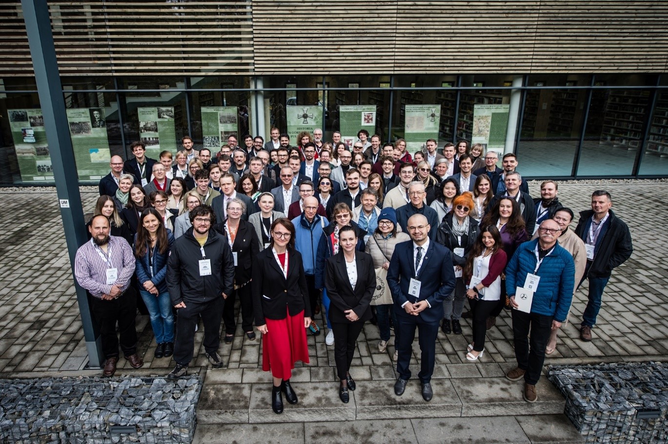 grupa ludzi pozujących do zdjęcia