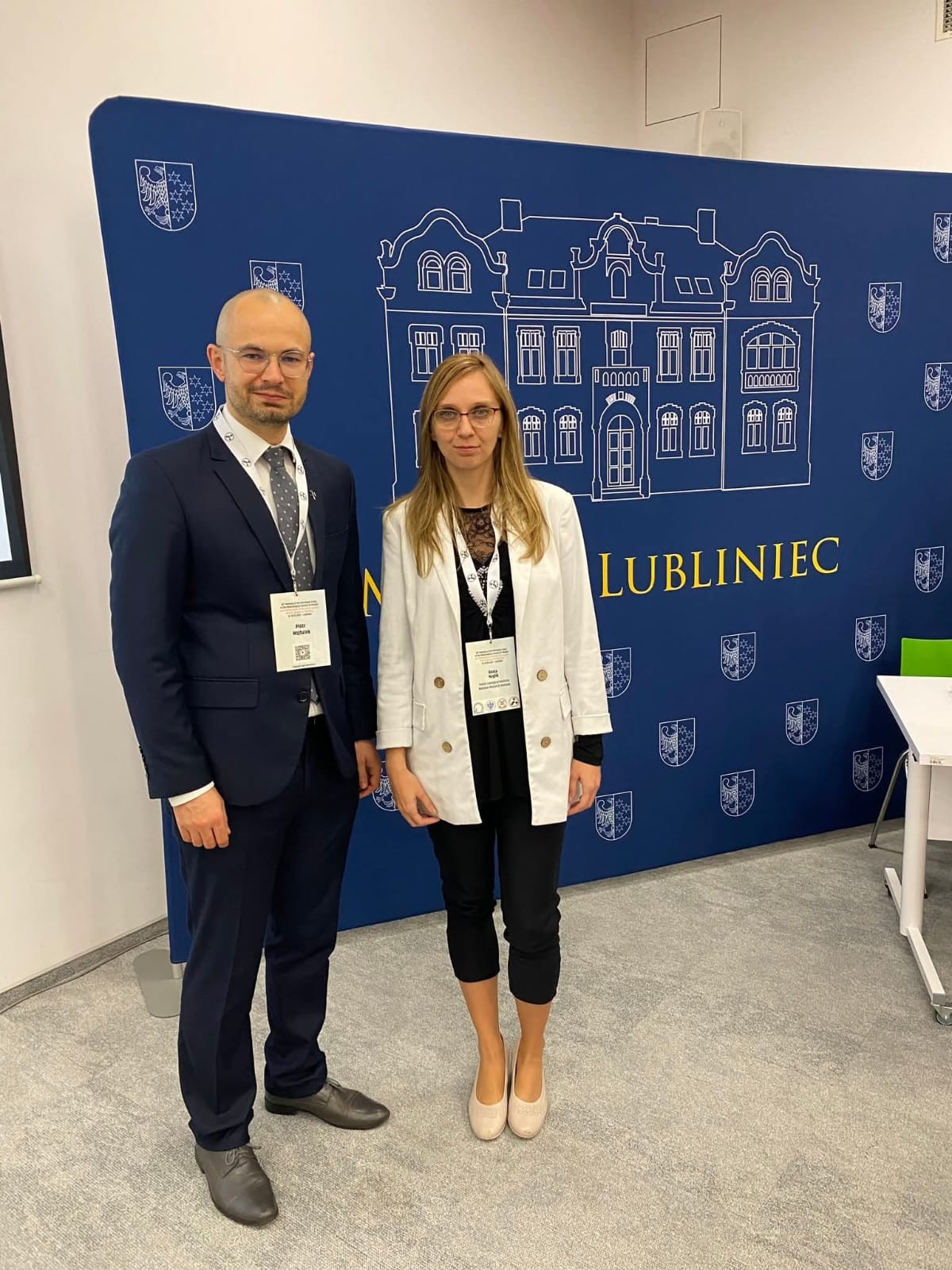 dwie osoby pozują do zdjęcia