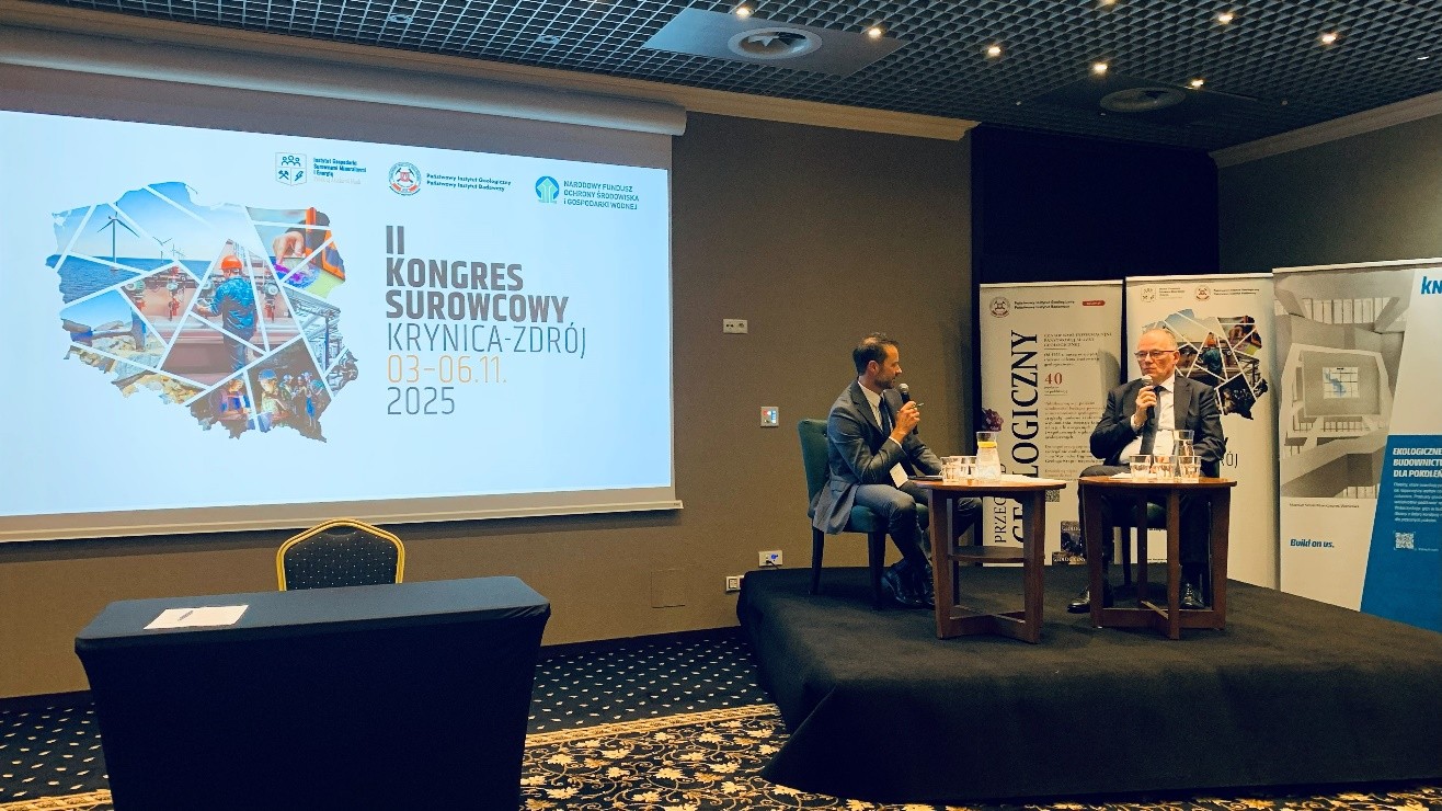 dwóch mężczyzn rozmawia ze sobą podczas konferencji