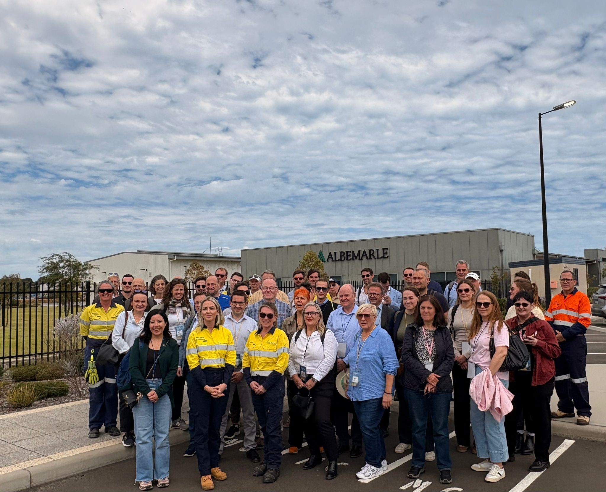 grupa ludzi pozujących do zdjęcia