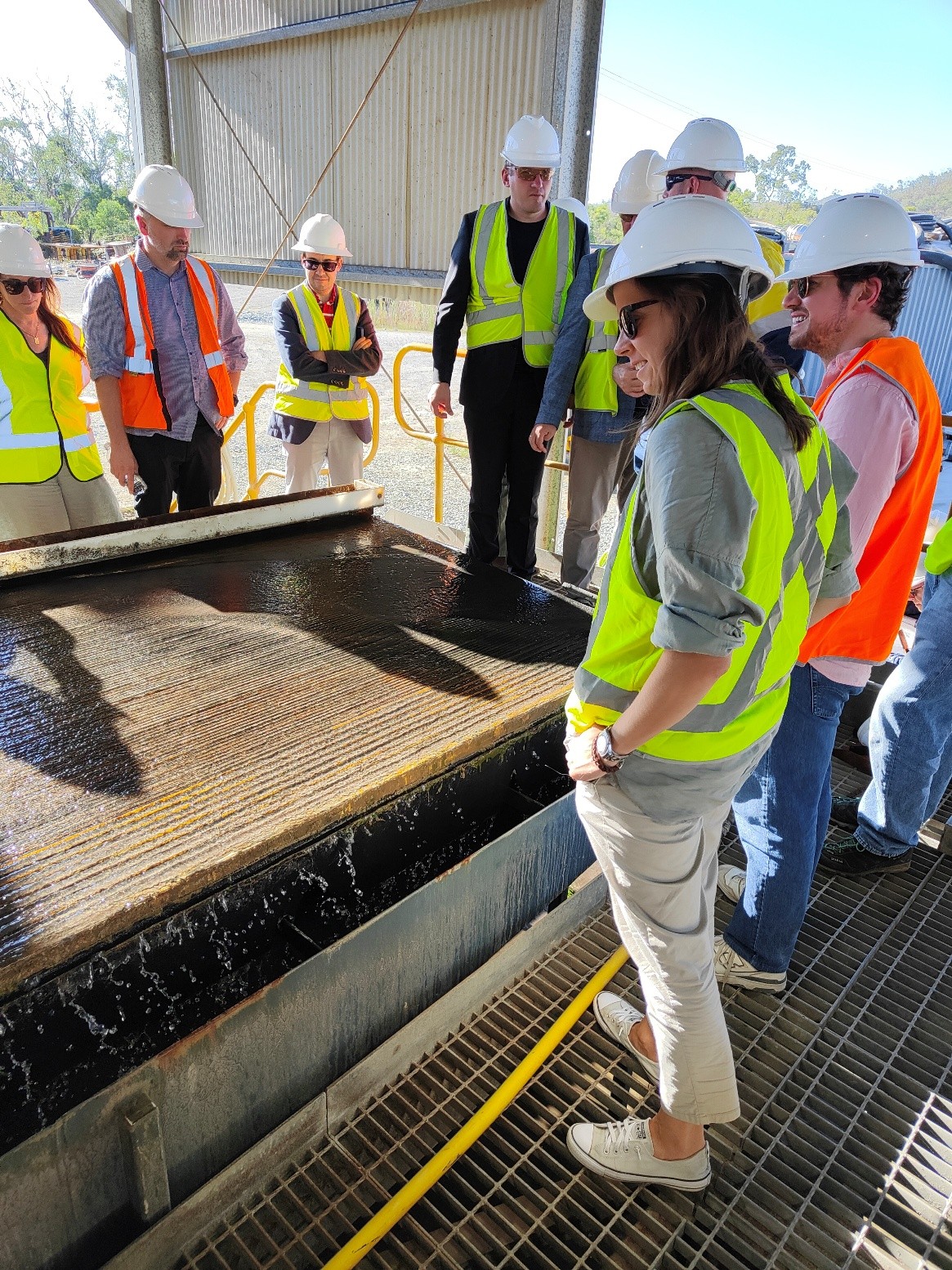 grupa ludzi pozujących do zdjęcia