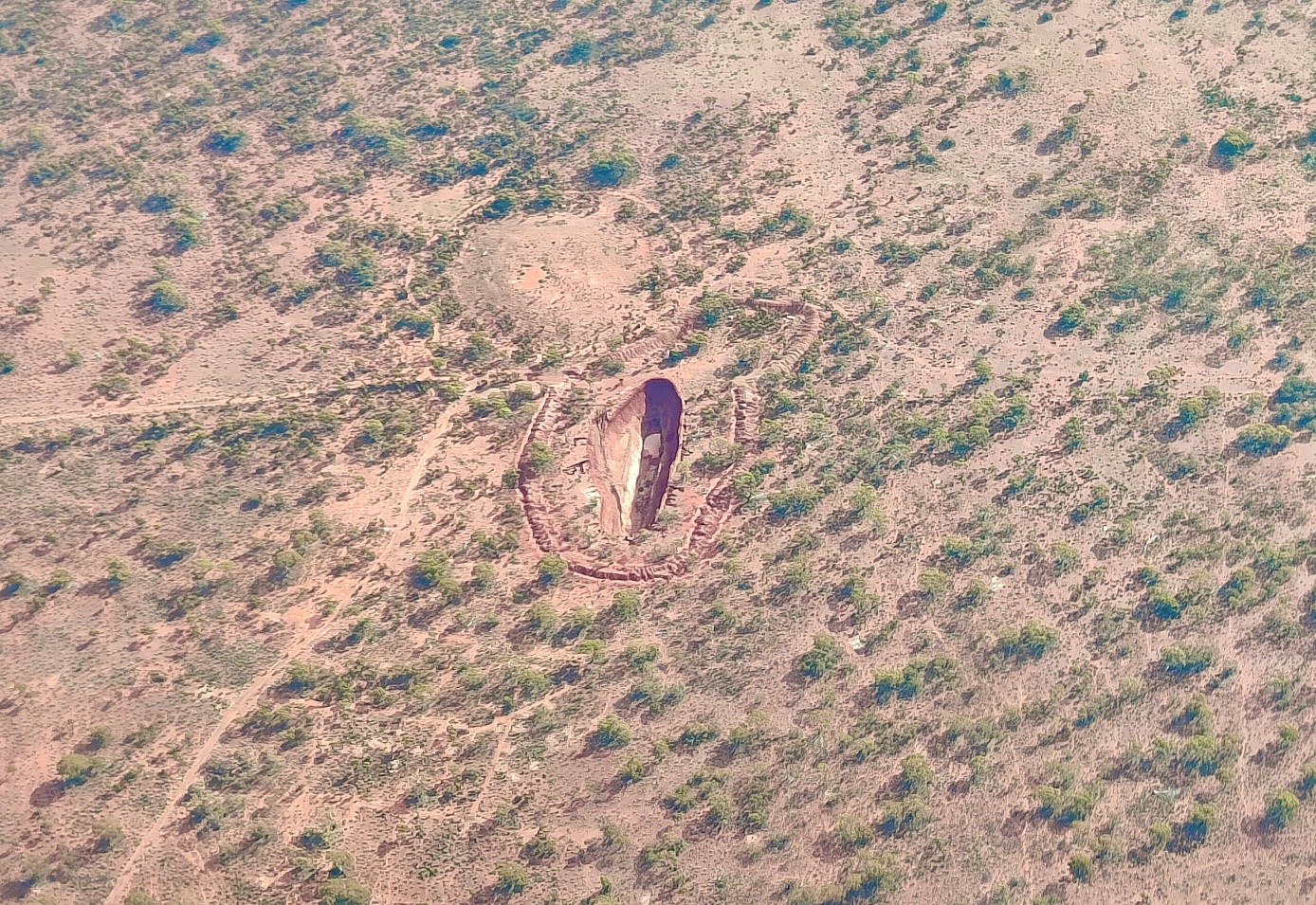 widok z góry na półpustynny teren