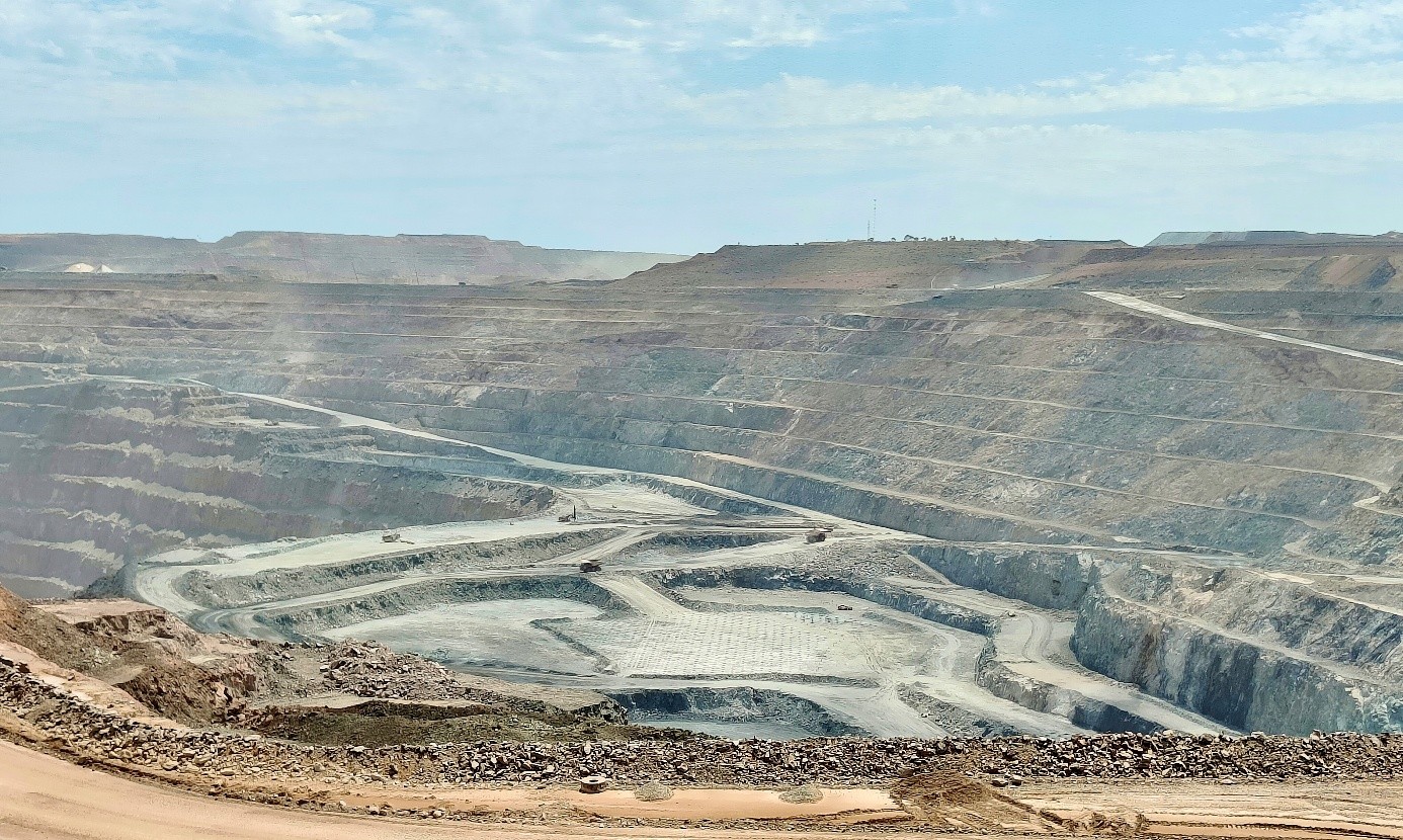 widok z góry na półpustynny teren