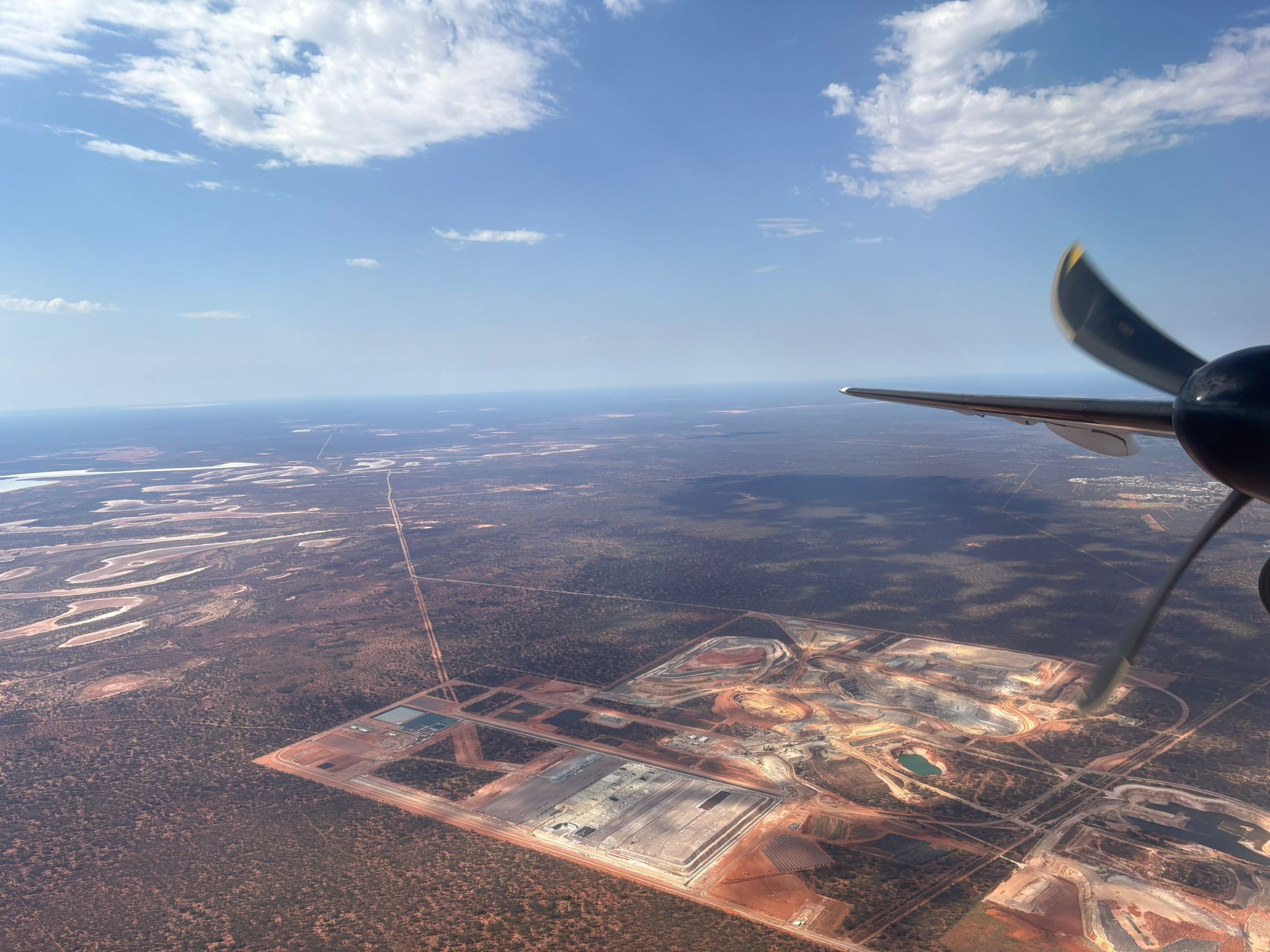 widok z góry na półpustynny teren