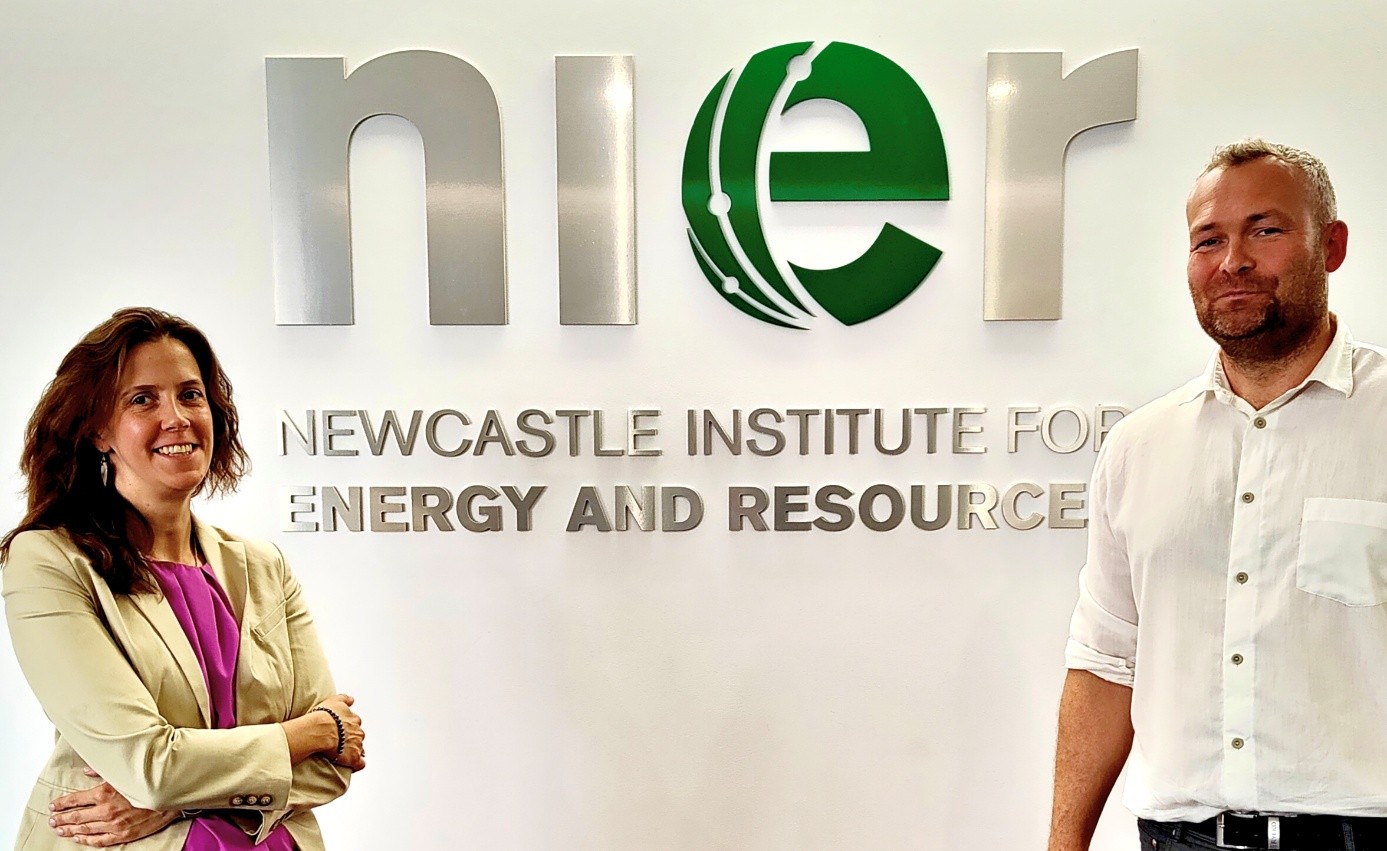 dwie osoby pozują do zdjęcia