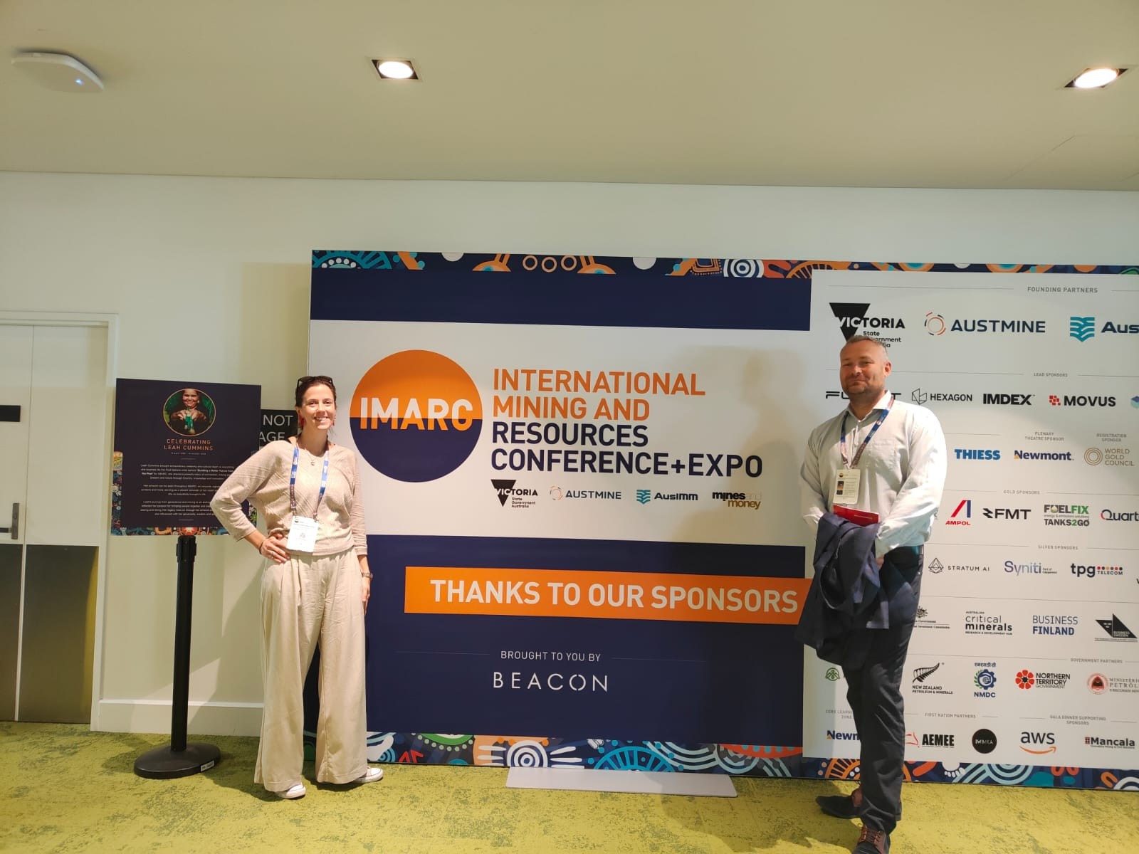 dwie osoby pozują do zdjęcia