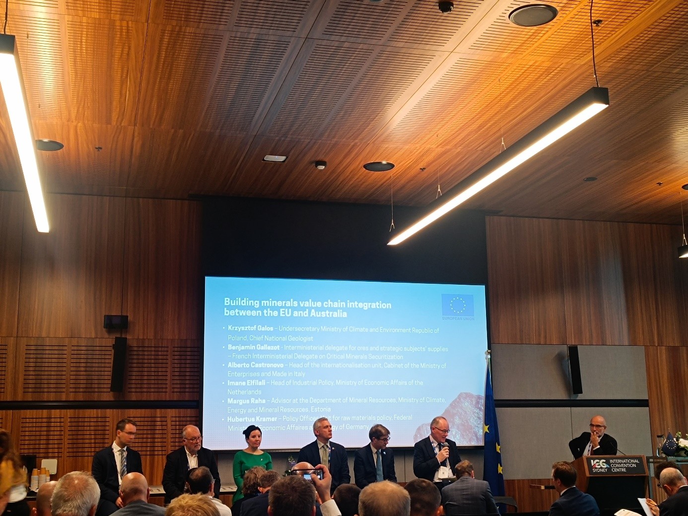 kilka osób biorących udział w panelu dyskusyjnym