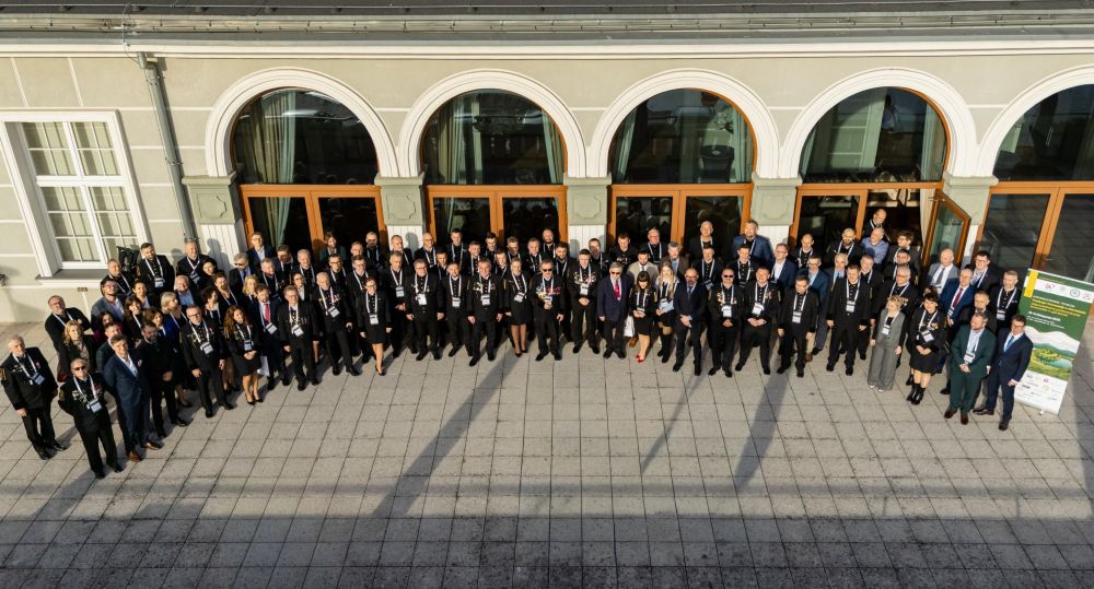 grupa ludzi pozujących do zdjęcia