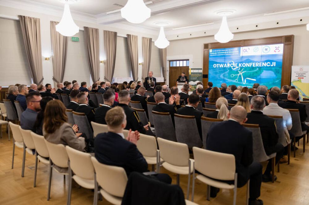 grupa osób siedząca na sali