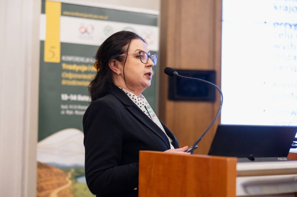 kobieta wygłasza prezentację do mikrofonu