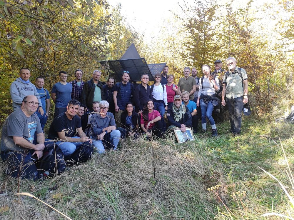 grupa ludzi pozujących do zdjęcia 