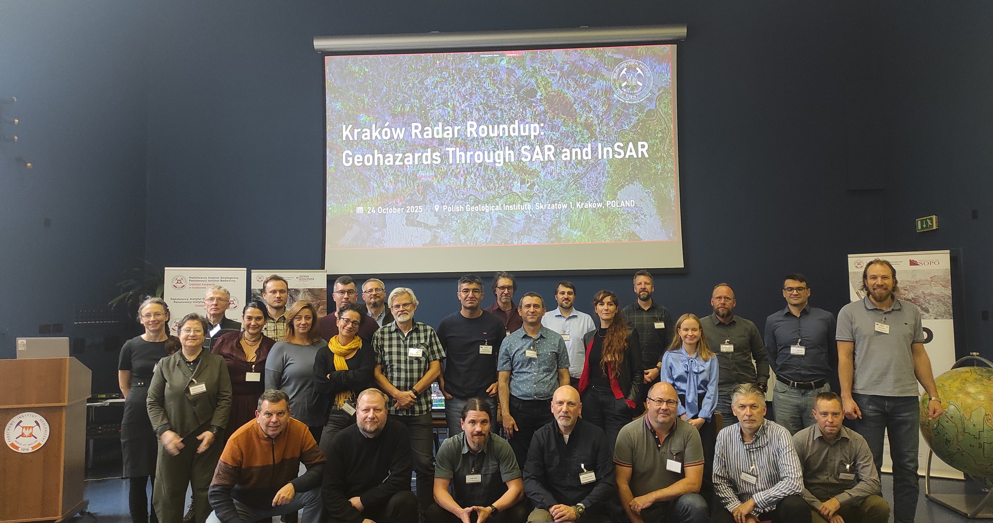 grupa ludzi pozujących do zdjęcia 