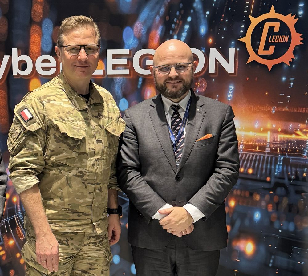 dwóch elegancko ubranych mężczyzn pozuje do zdjęcia 