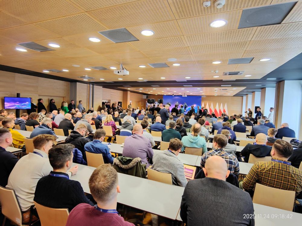 sala konferencyjna wypełniona słuchaczami