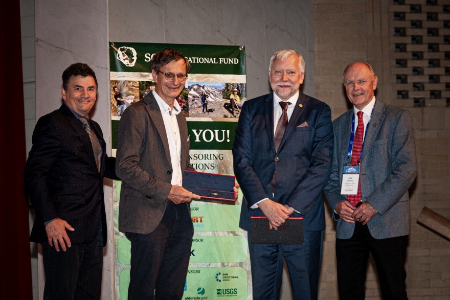 kilka osób pozuje do zdjęcia