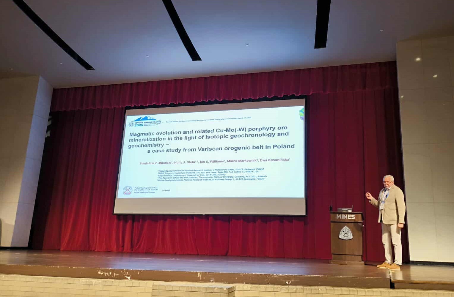 mężczyzna wygłasza prezentację do mikrofonu