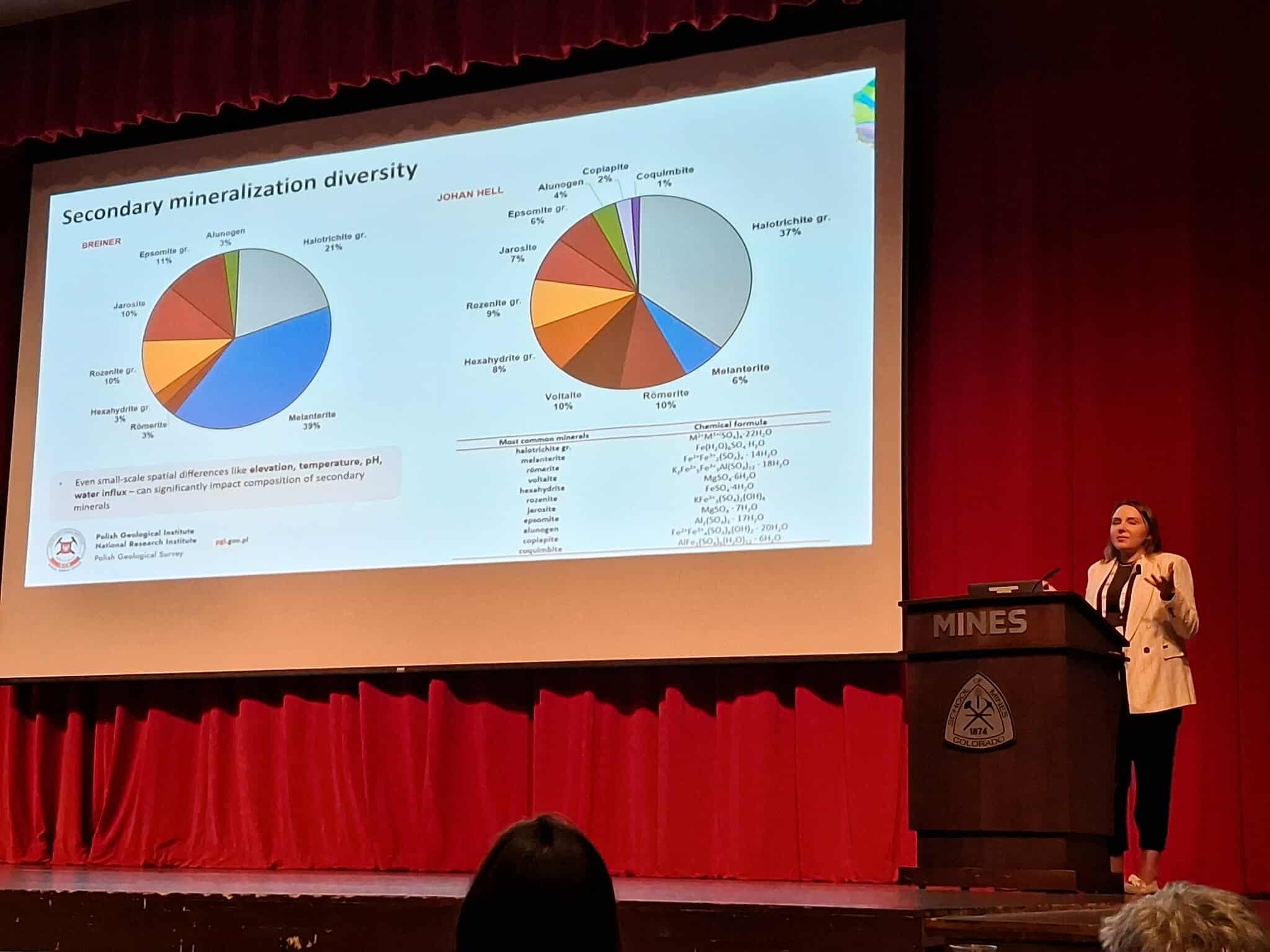 kobieta wygłasza prezentację do mikrofonu
