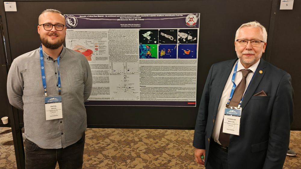 dwóch mężczyzn pozuje do zdjęcia