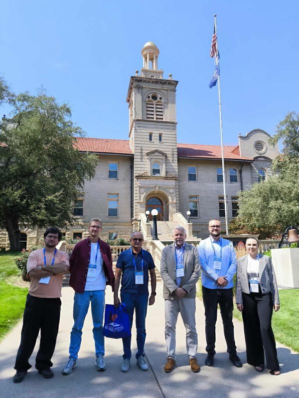 kilka osób pozuje do zdjęcia