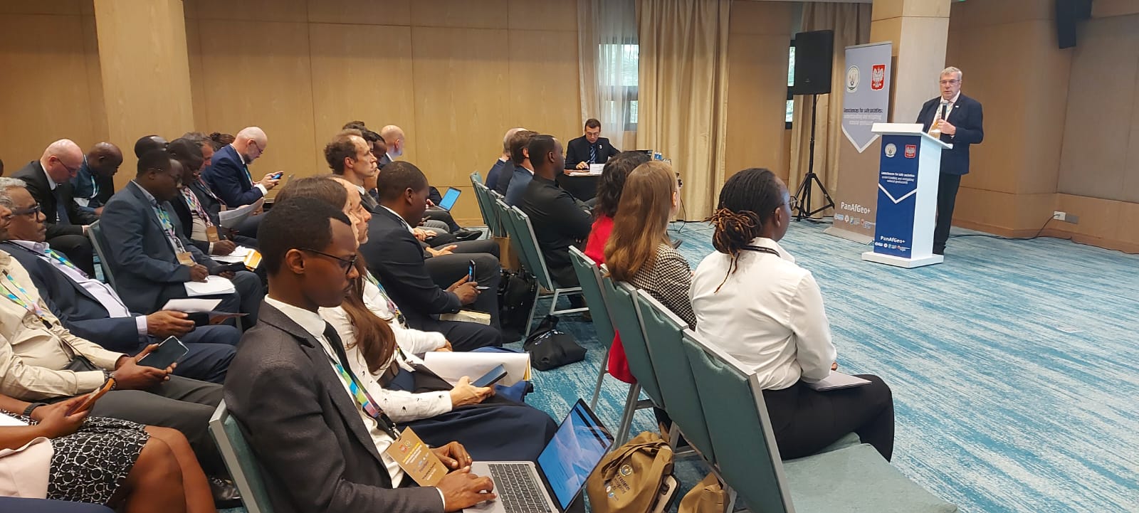 sala konferencyjna wypełniona słuchaczami