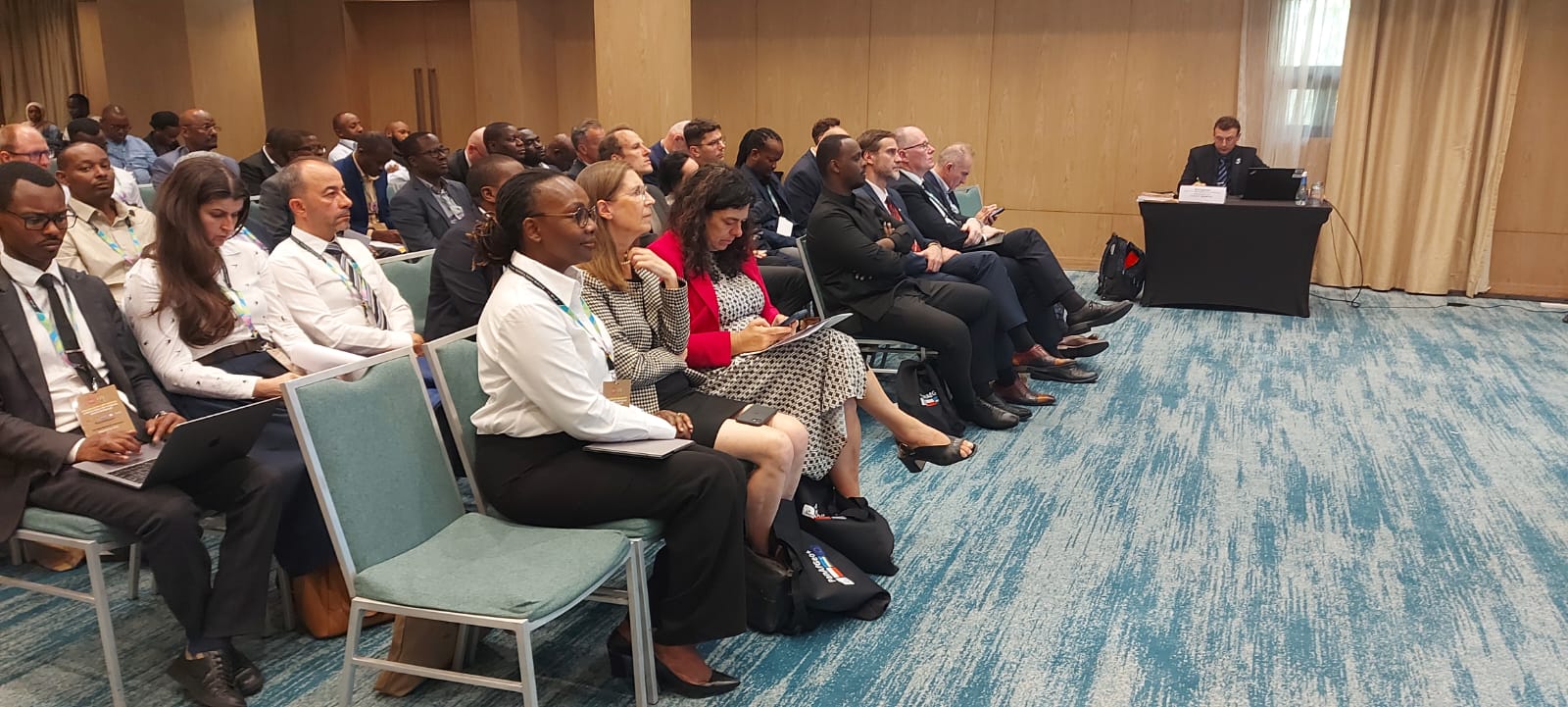 sala konferencyjna wypełniona słuchaczami