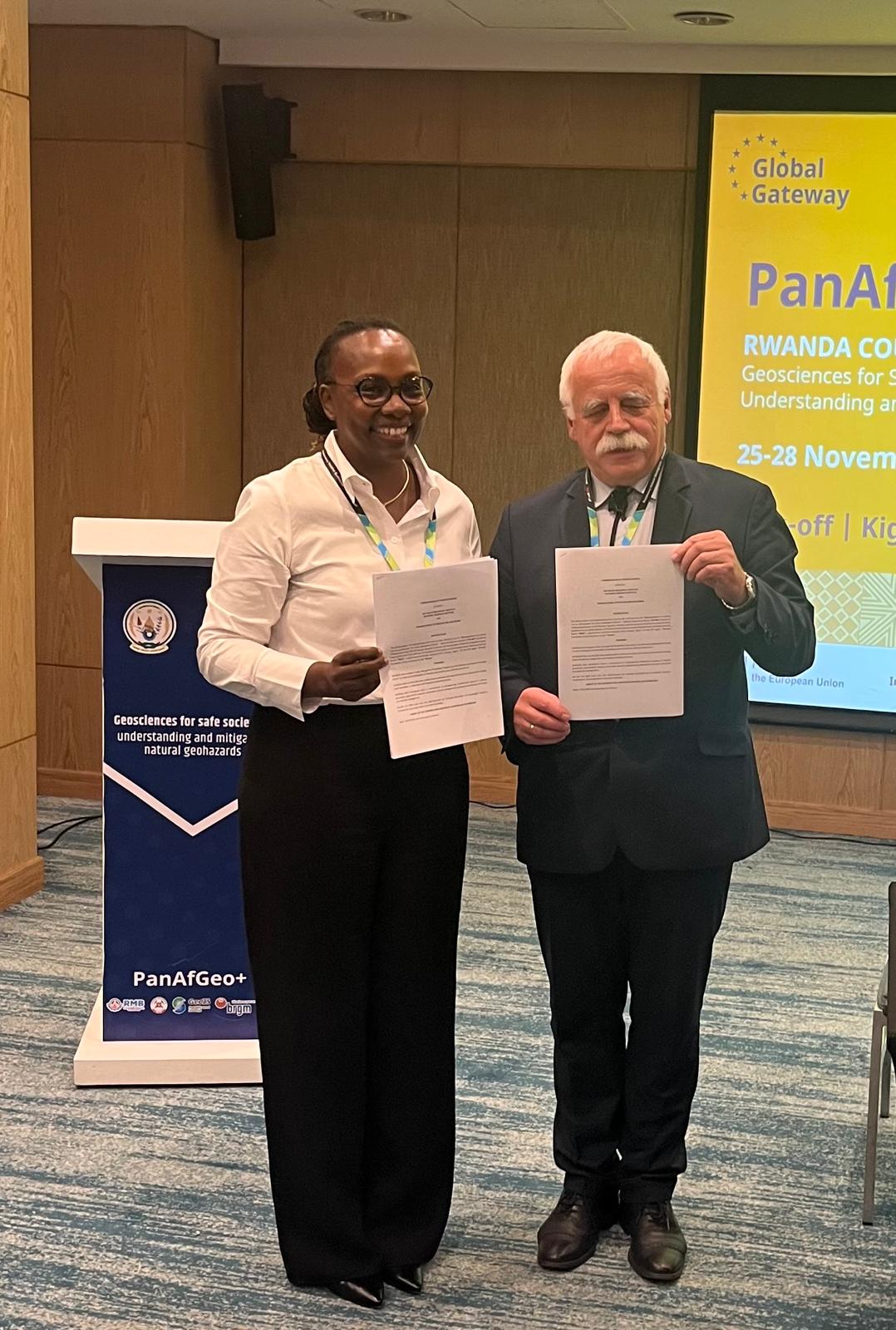 dwie osoby pozują do zdjęcia