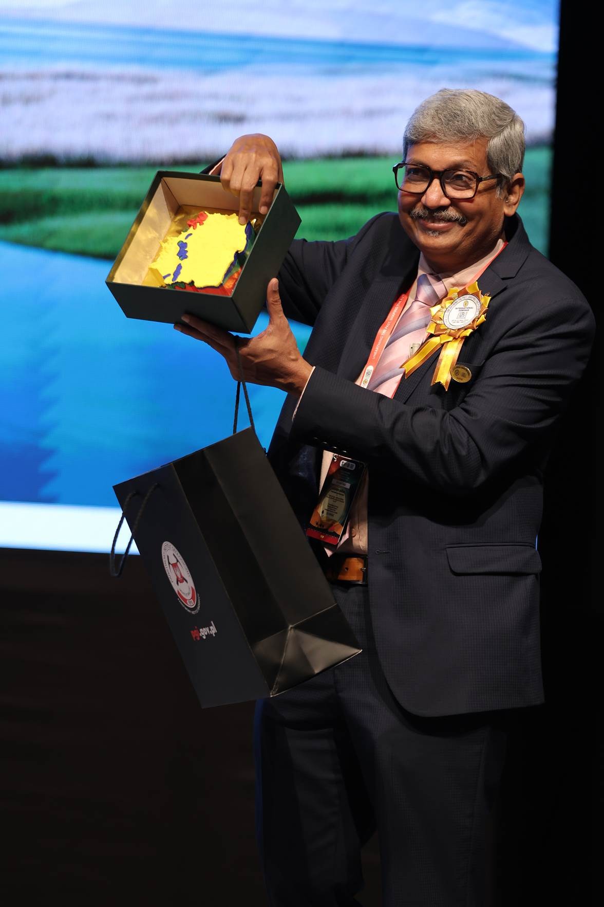 mężczyzna prezentuje model 3d geologiczny