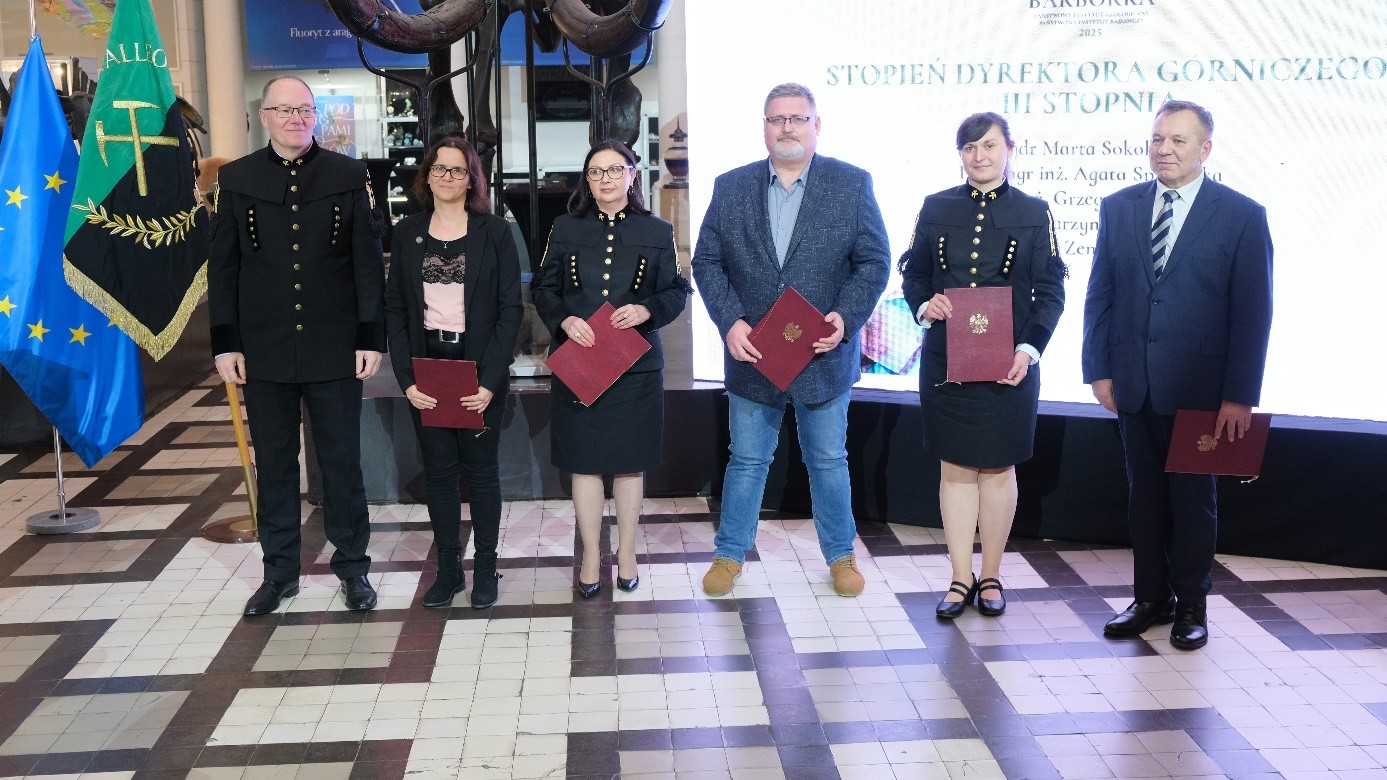 kilka osób pozuje do zdjęcia