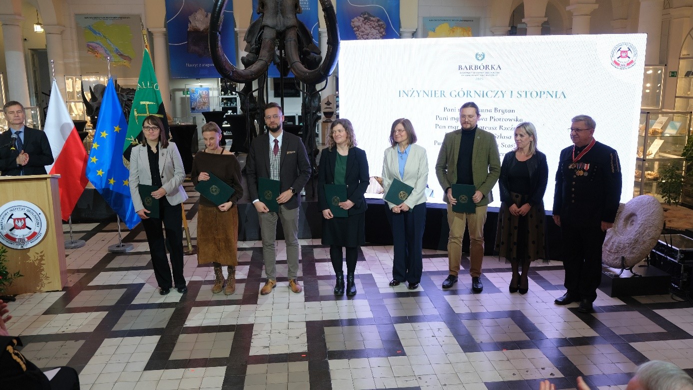 kilka osób pozuje do zdjęcia