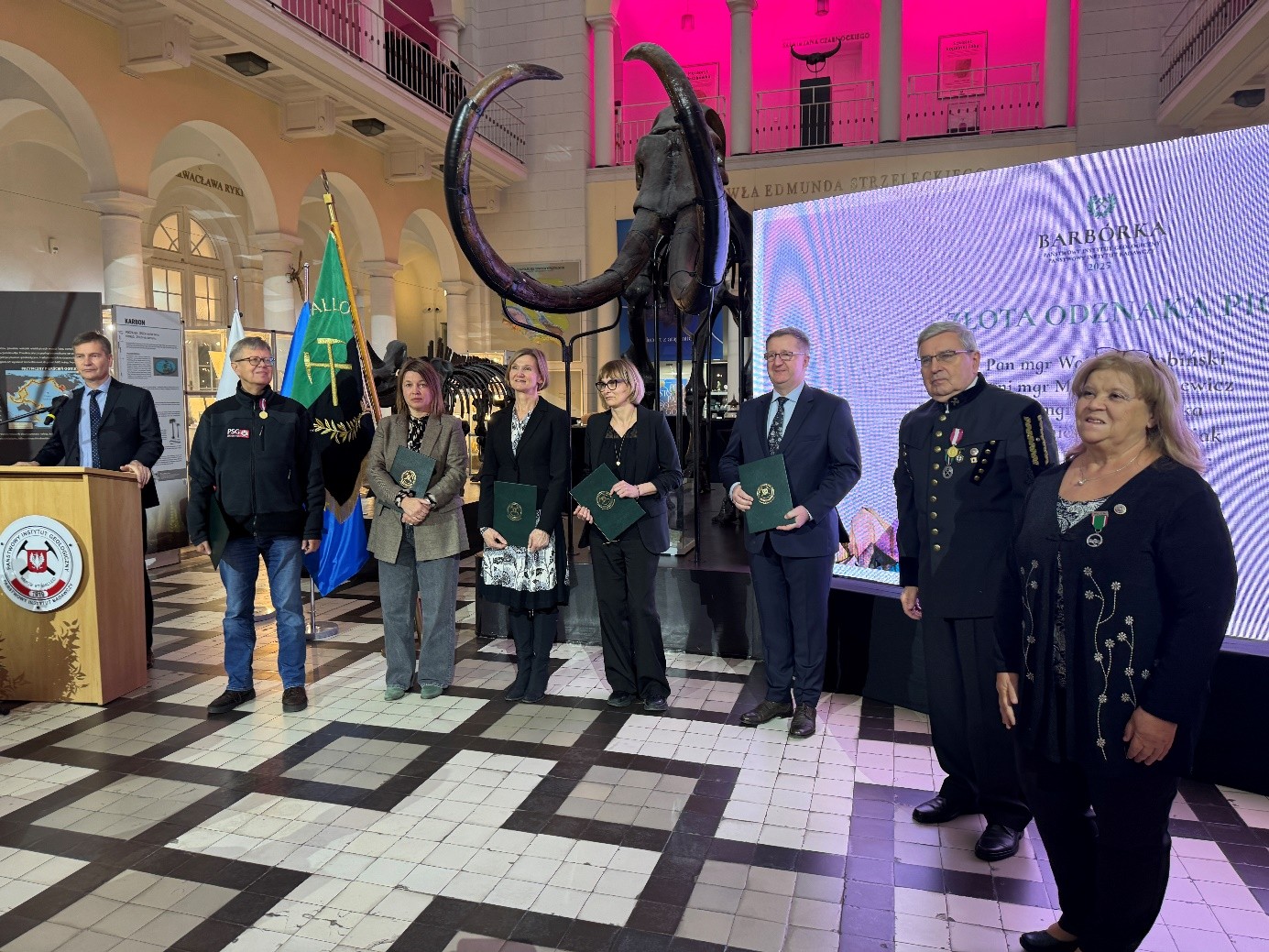 kilka osób pozuje do zdjęcia