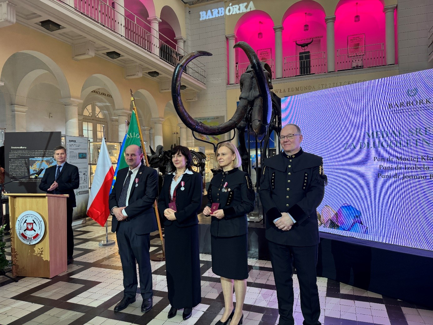 kilka osób pozuje do zdjęcia