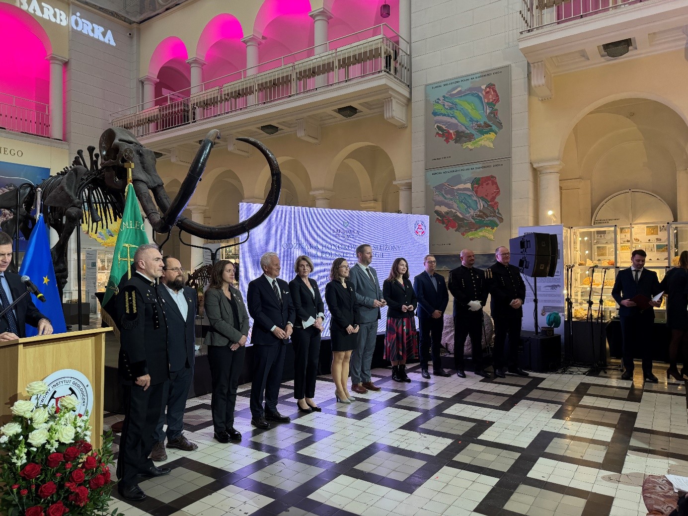 kilka osób pozuje do zdjęcia