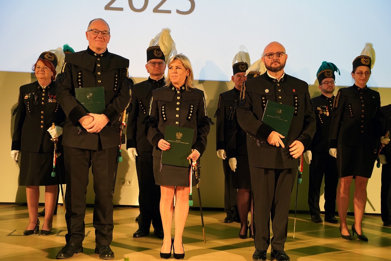 kilka osób w mundurach górniczych