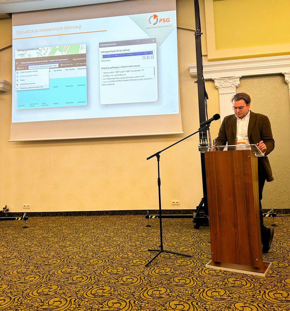 mężczyzna na mównicy przemawia