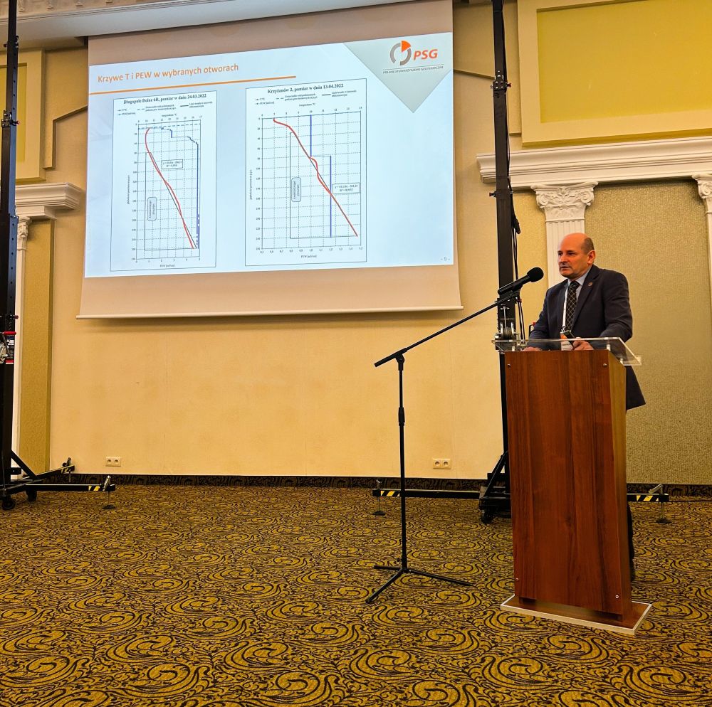 mężczyzna na mównicy przemawia