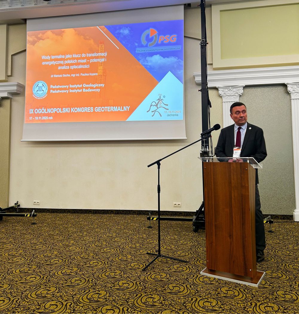 mężczyzna na mównicy przemawia