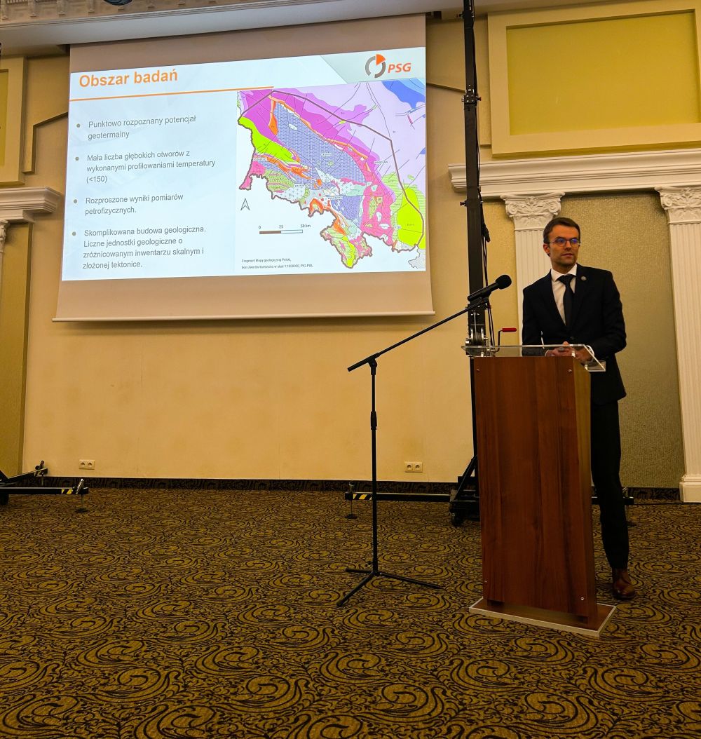 mężczyzna na mównicy przemawia