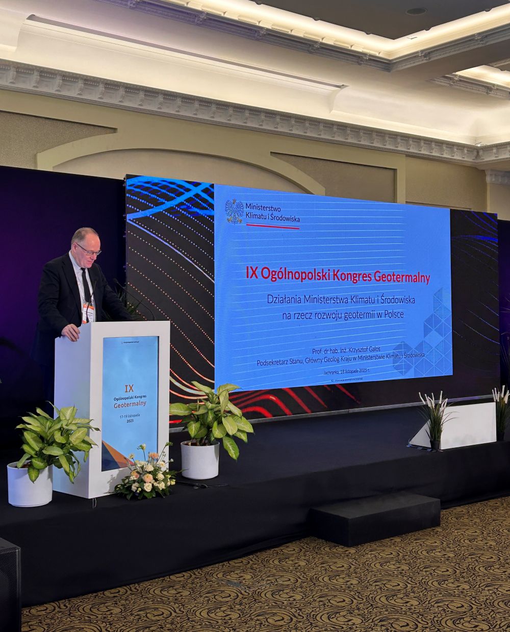 mężczyzna na mównicy przemawia