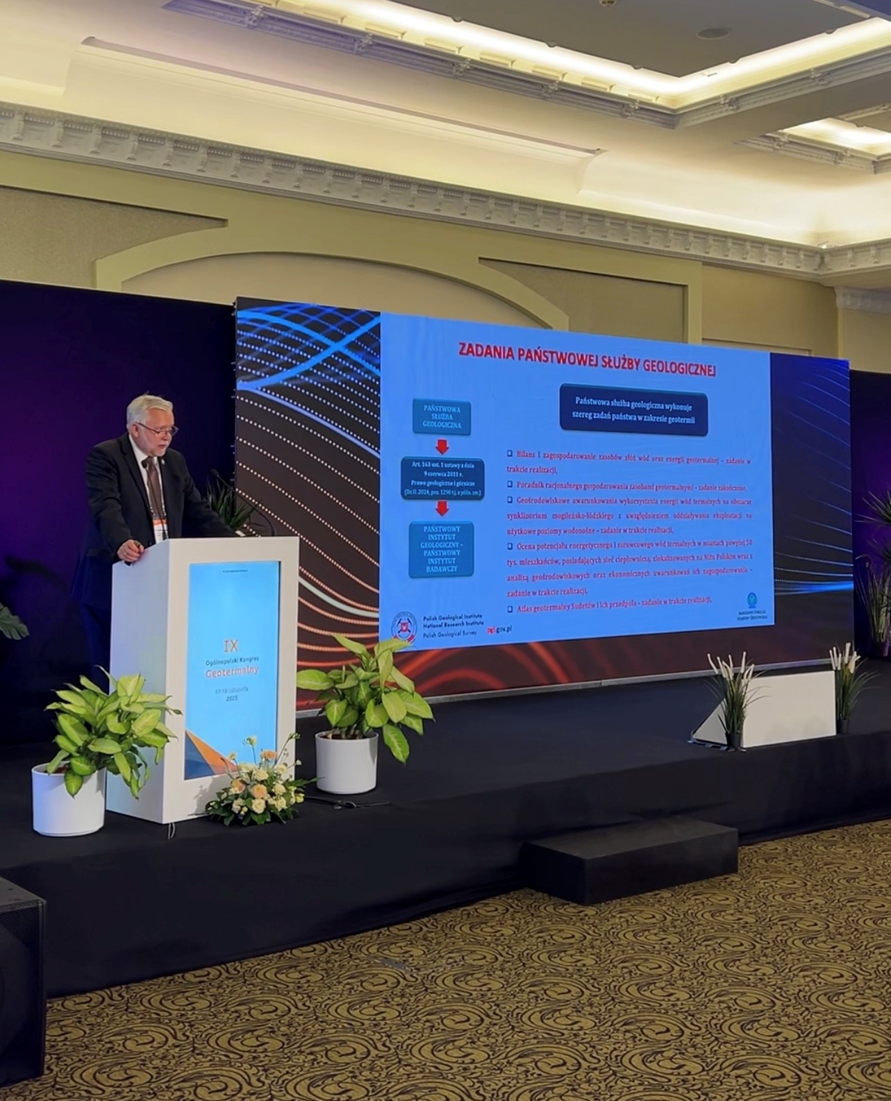 mężczyzna na mównicy przemawia