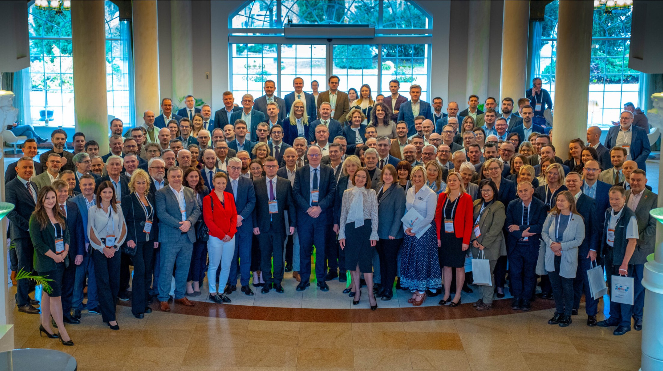 grupa ludzi pozujących do zdjęcia