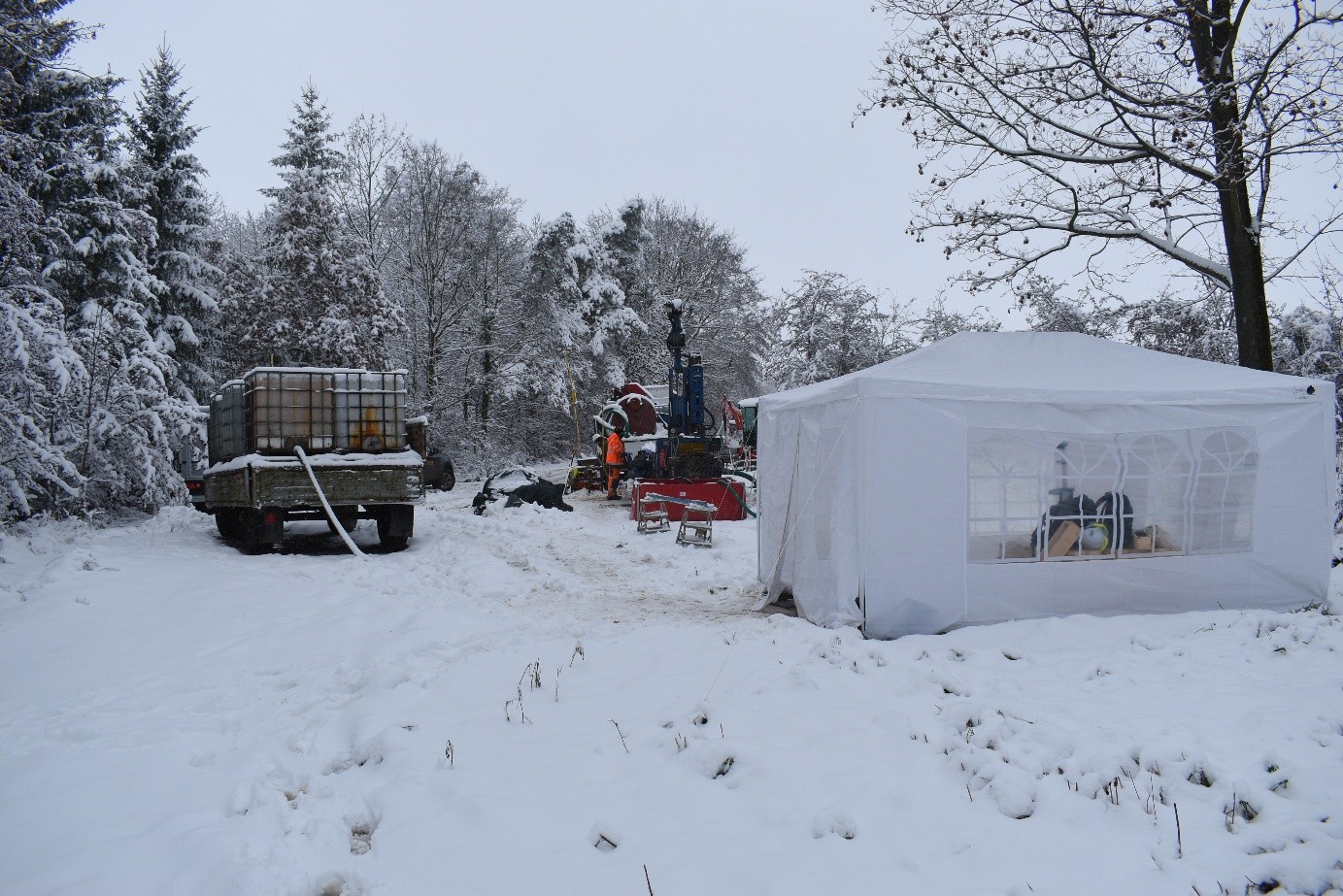 wiercenie otworu w zimowej scenerii