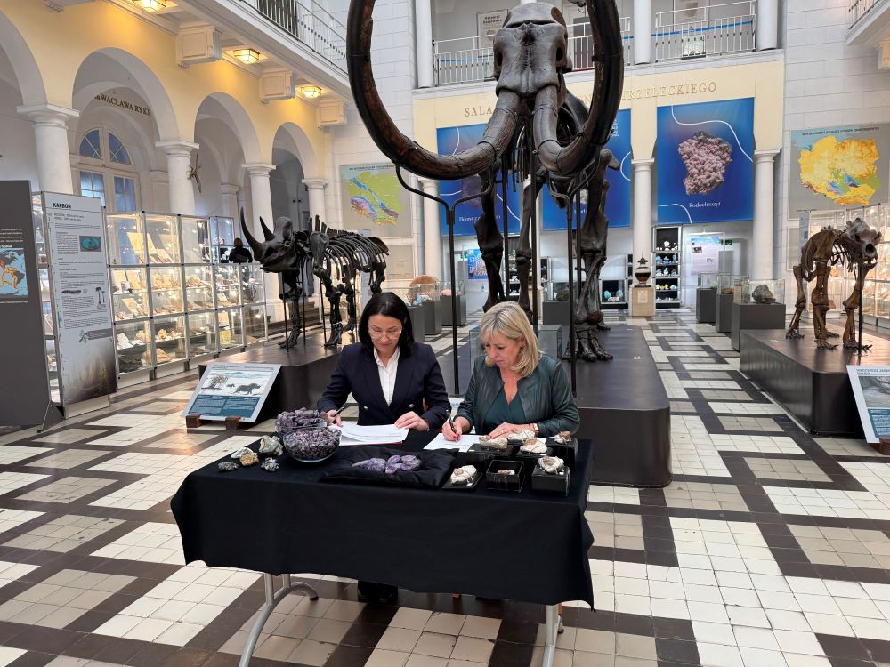 dwie kobiety w muzeum podpisują dokument